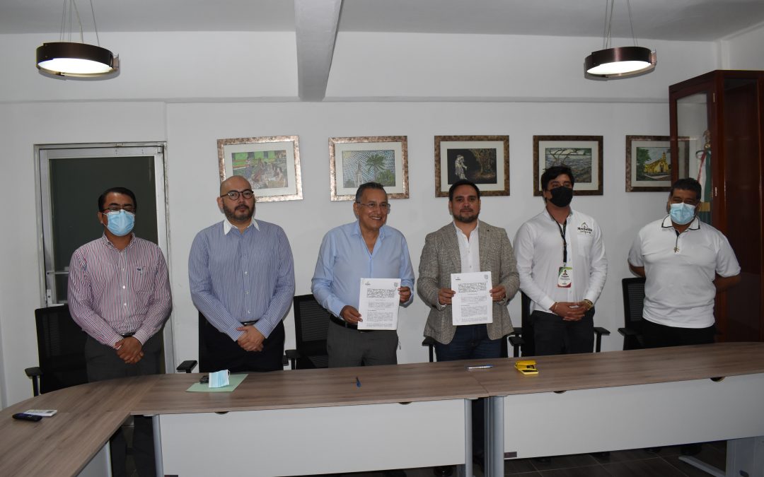 Signa Marcos Isleño convenio para otorgar becas a jóvenes universitarios de Medellín.